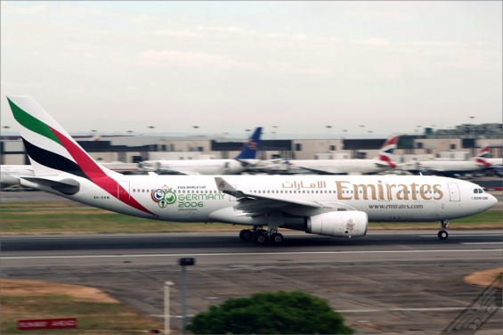 A6-EKW-UAE-2006-06-24EGLL